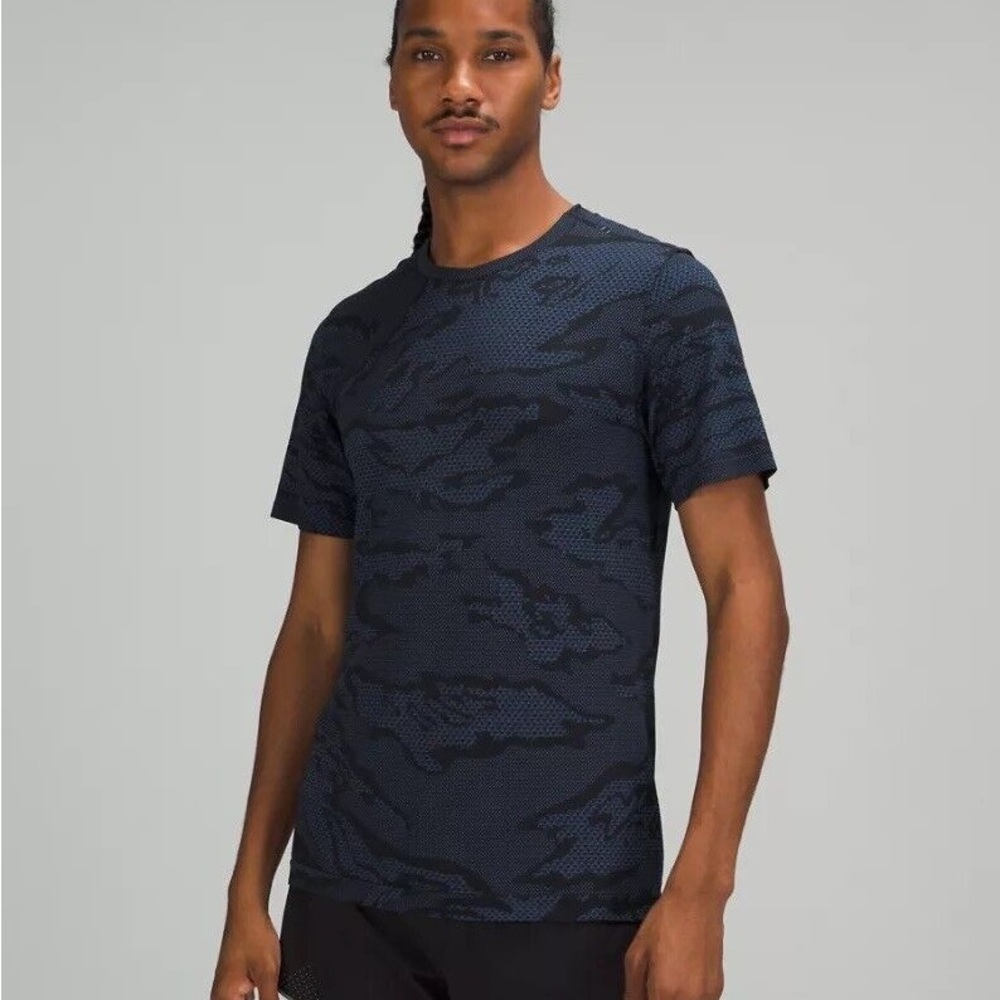 Men’s Lululemon Metal Vent Breathe shirt